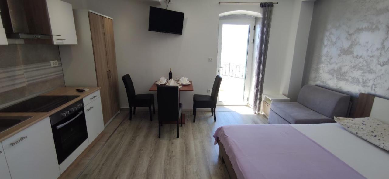 Apartments Mladenka Brist Zewnętrze zdjęcie