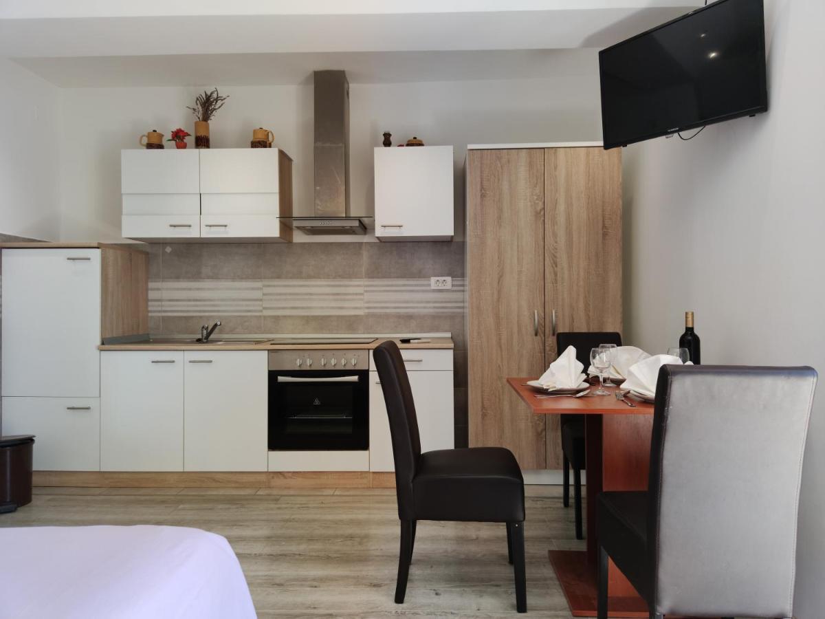Apartments Mladenka Brist Zewnętrze zdjęcie