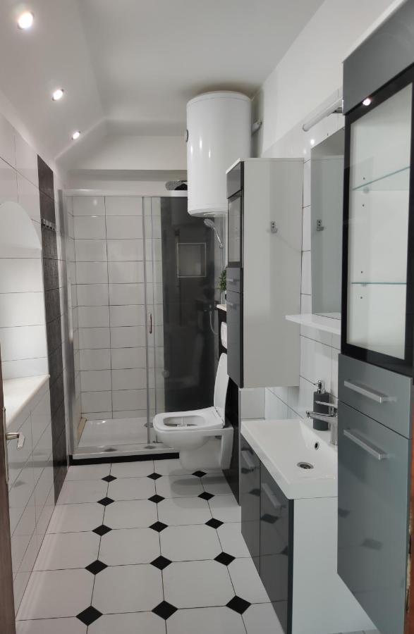 Apartments Mladenka Brist Zewnętrze zdjęcie
