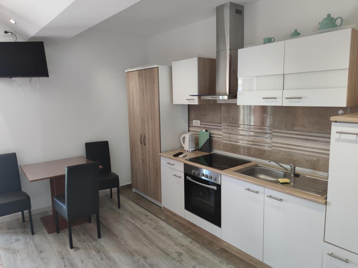 Apartments Mladenka Brist Zewnętrze zdjęcie