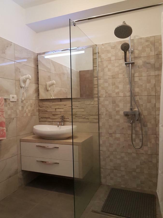 Apartments Mladenka Brist Zewnętrze zdjęcie